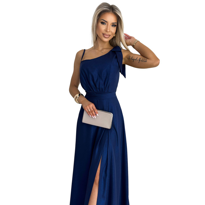 Dlouhé lesklé šaty s jedním ramenem a mašlí - NAVY BLUE