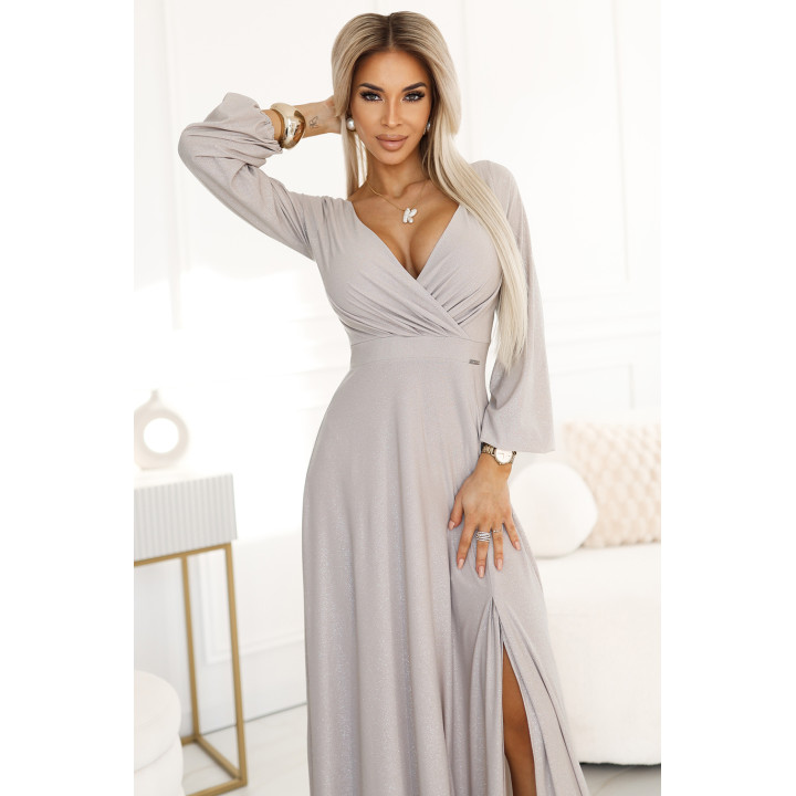 NELA lesklé dlouhé šaty s výstřihem, dlouhými rukávy a rozparkem na noze – BEŽOVÉ