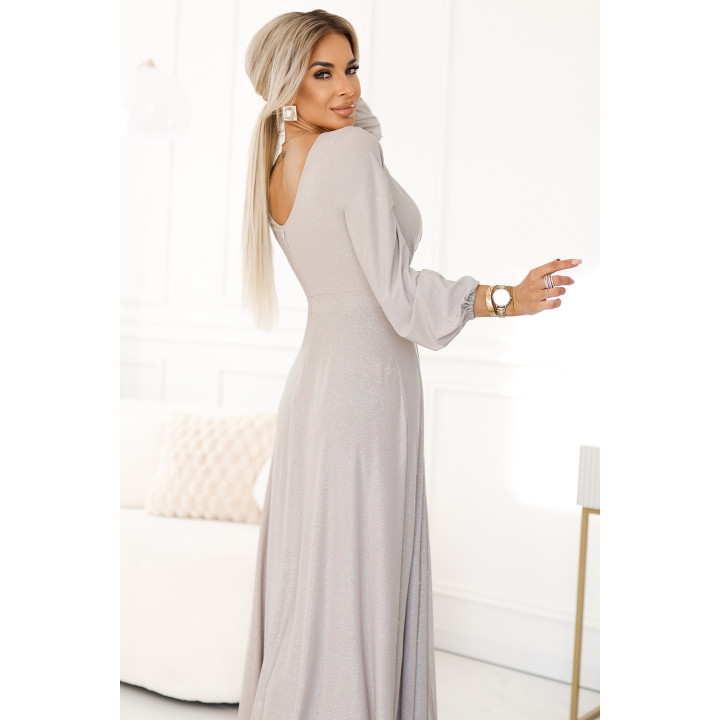NELA lesklé dlouhé šaty s výstřihem, dlouhými rukávy a rozparkem na noze – BEŽOVÉ
