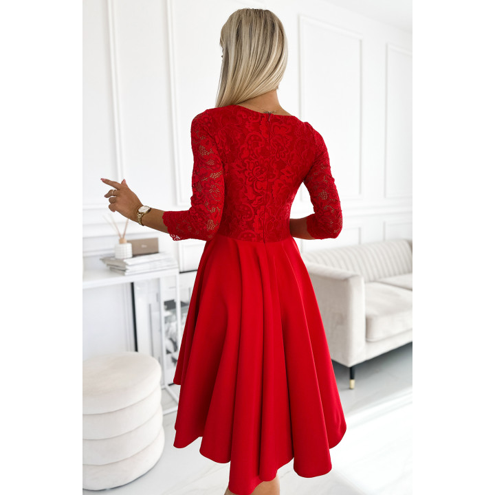 NICOLLE šaty s krajkovým výstřihem a delším zadním dílem – červené