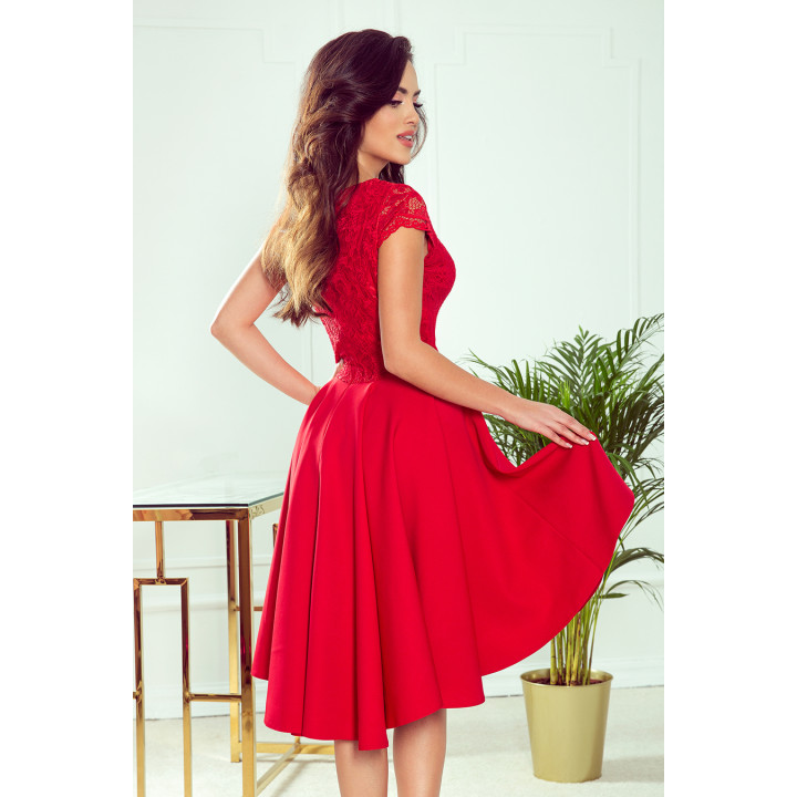PATRICIA – šaty s delším zadním dílem a krajkovým výstřihem – ČERVENÉ