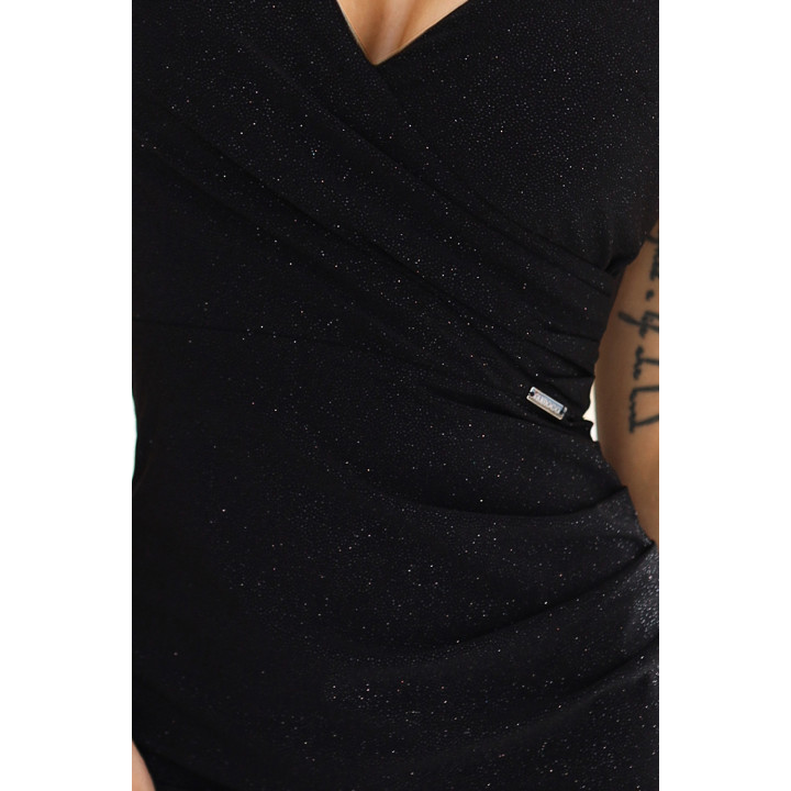 Oslnivá brokátová pouzdrová šaty s přeloženým výstřihem a ramínky - černá