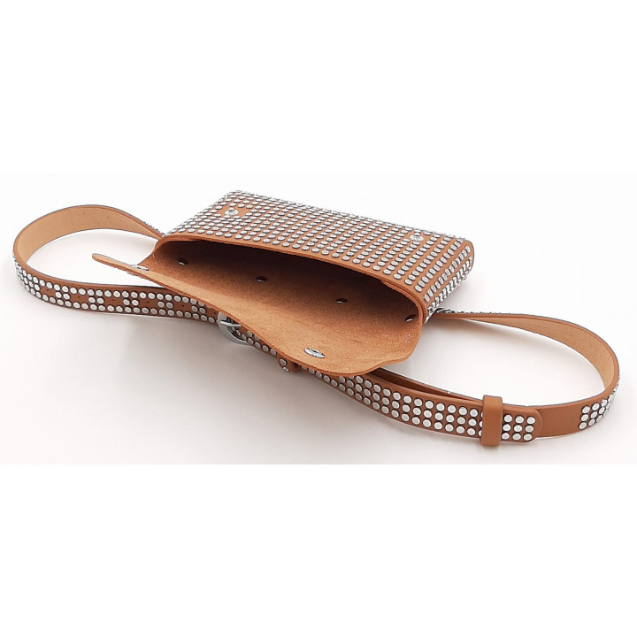 Hnědá dámská ledvinka s cvočky