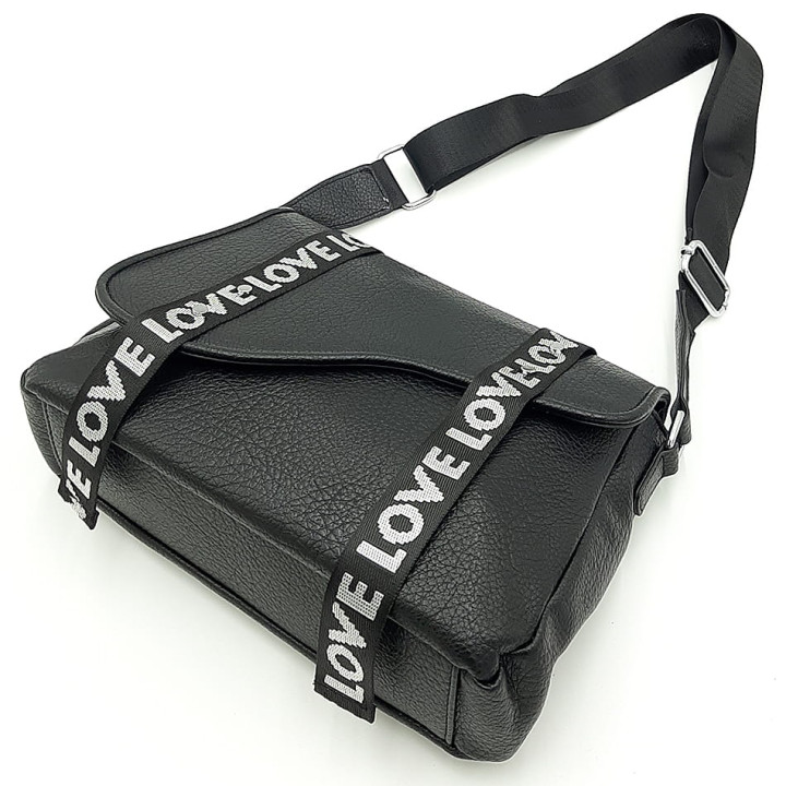 Černá taška přes rameno s popruhem z plátna