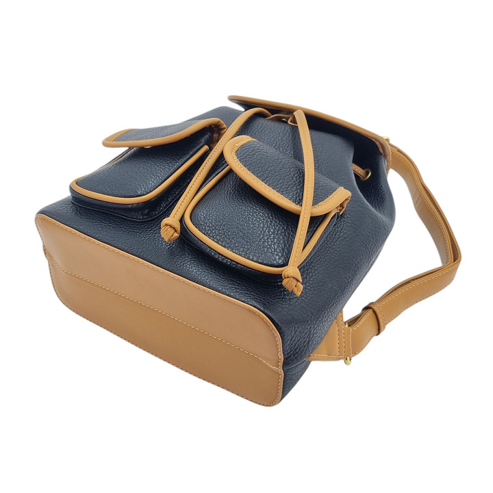 Černý prostorný dámský batoh s klopou LULU CASTAGNETTE