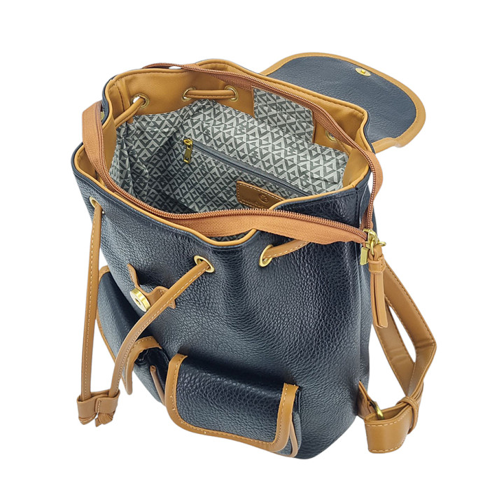 Černý prostorný dámský batoh s klopou LULU CASTAGNETTE