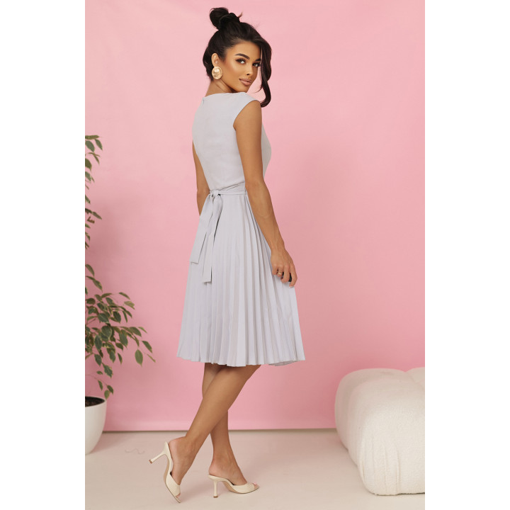 LILA Plisovaná sukně s krátkými rukávy a páskem – ŠEDÁ