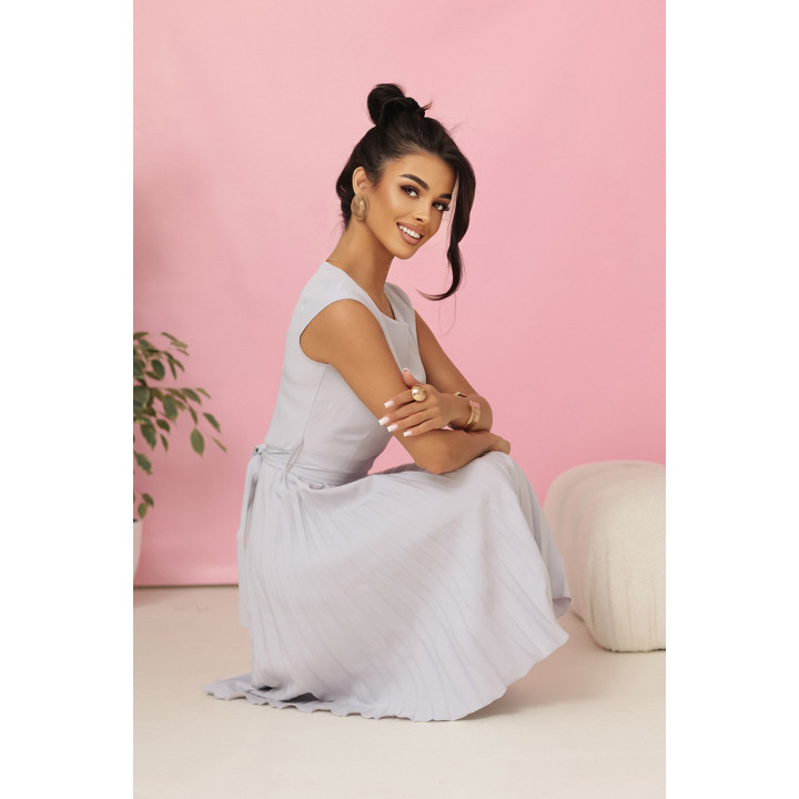 LILA Plisovaná sukně s krátkými rukávy a páskem – ŠEDÁ