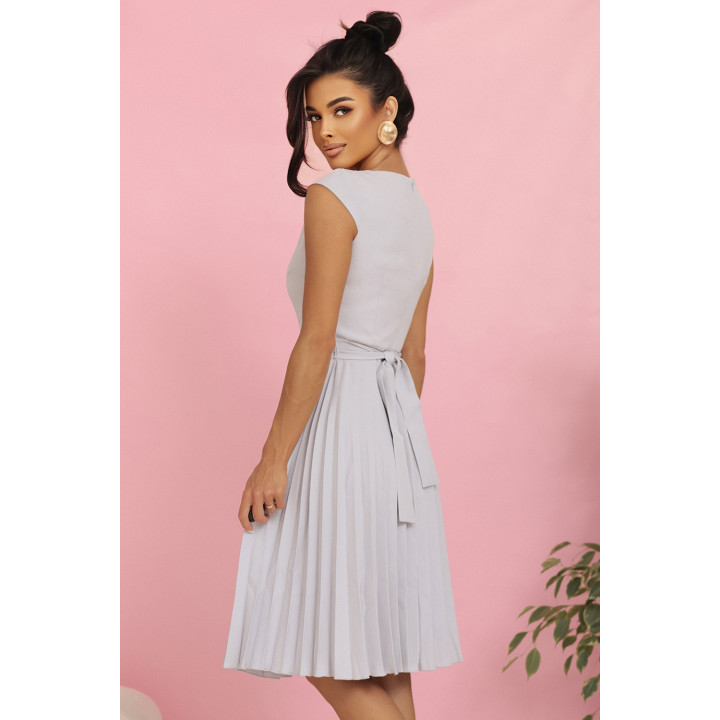 LILA Plisovaná sukně s krátkými rukávy a páskem – ŠEDÁ