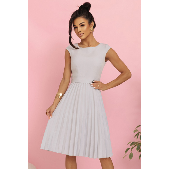 LILA Plisovaná sukně s krátkými rukávy a páskem – ŠEDÁ