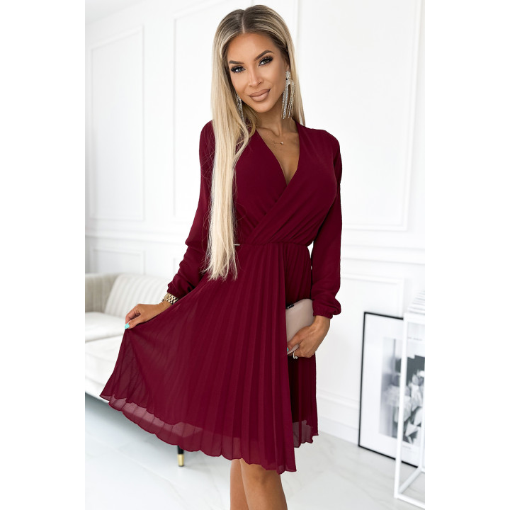 ISABELLE Plisované šaty s dlouhým rukávem a výstřihem - barva BORDO
