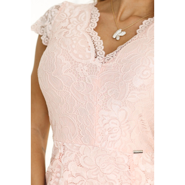 Krajkové šaty s krátkými rukávy a výstřihem - BRZOSKWINIOWA