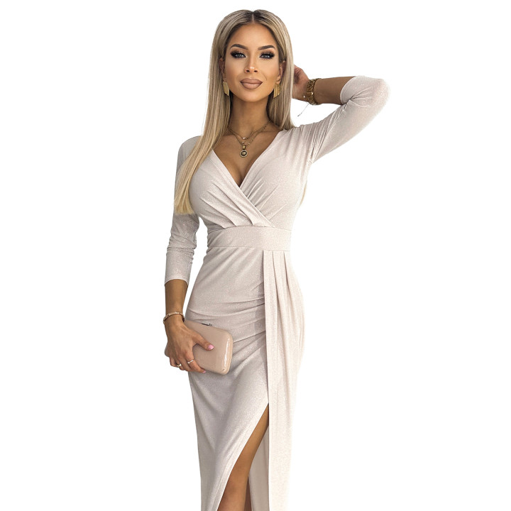 Lesklá dlouhá šaty s výstřihem a rozparkem na noze - BEŽOVÁ s brokátem