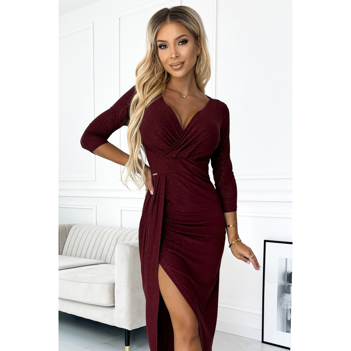 Lesklé dlouhé šaty s výstřihem a rozparkem na noze – BORDOVÉ s brokátem